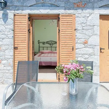 Seaside Serenity - Stylish Seaview Apartment *